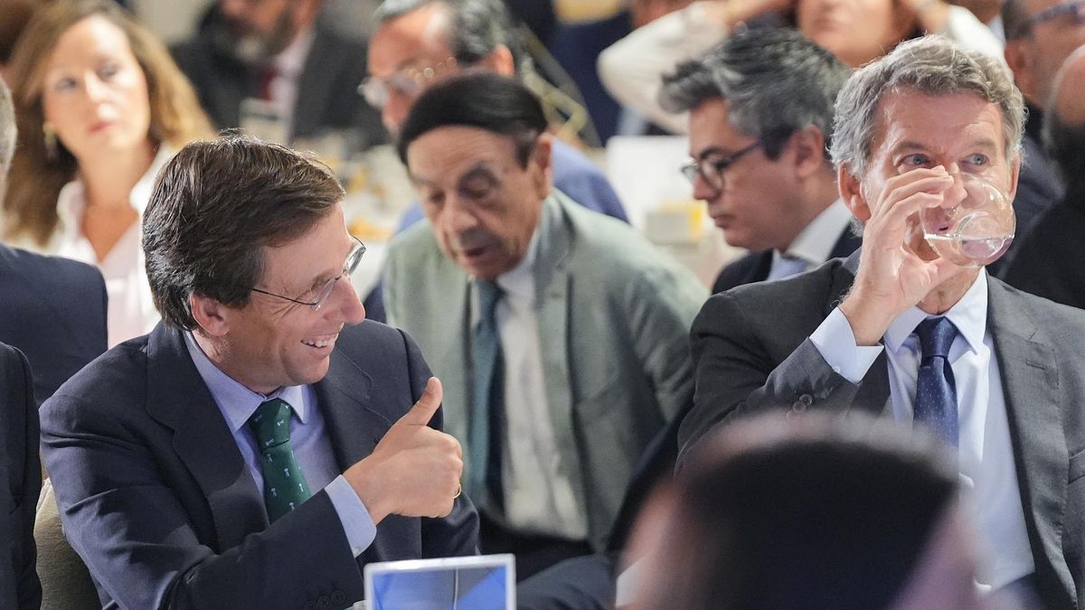 Almeida, durante el desayuno informativo, al lado de Feijóo