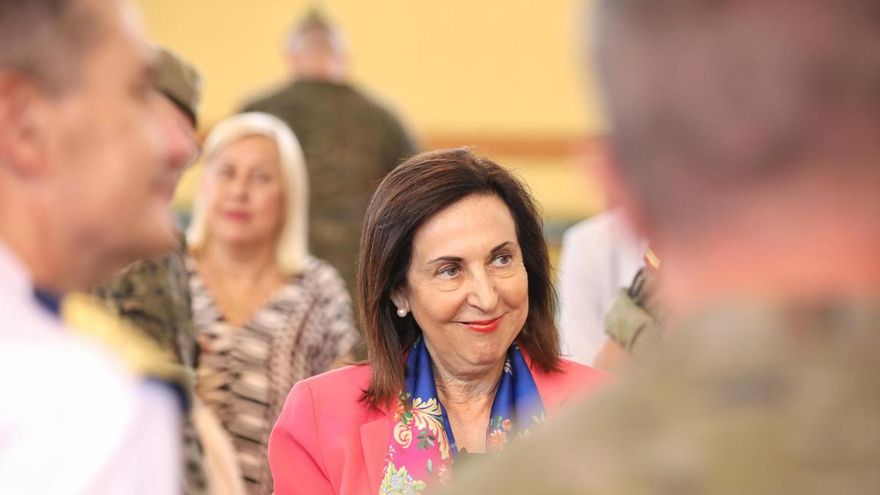 La ministra de Defensa, Margarita Robles, visita al personal de la misión de asistencia militar de la UE a Ucrania el pasado 5 de septiembre.