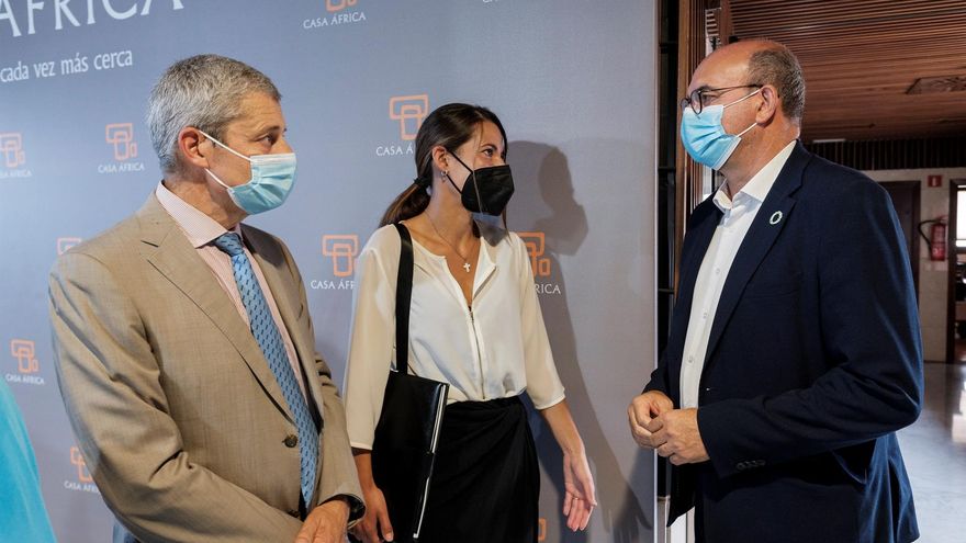 Los responsables del informe de inteligencia estratégica Marta García Outón e Ignacio del Corral Gonzalo (i), charlan con el delegado del Gobierno en las islas, Anselmo Pestana