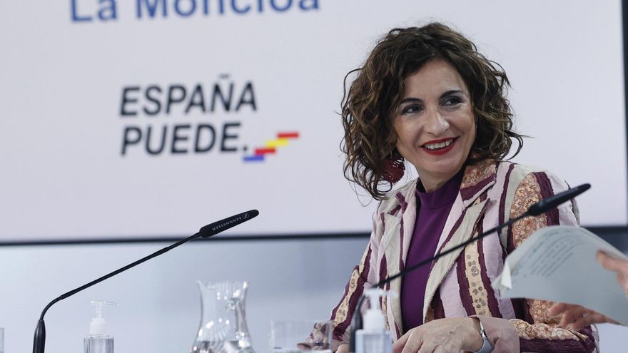 La ministra de Hacienda y portavoz del Gobierno, María Jesús Montero, durante la rueda de prensa ofrecida tras la reunión semanal del Consejo de Ministros celebrada este martes en La Moncloa. EFE/Ballesteros