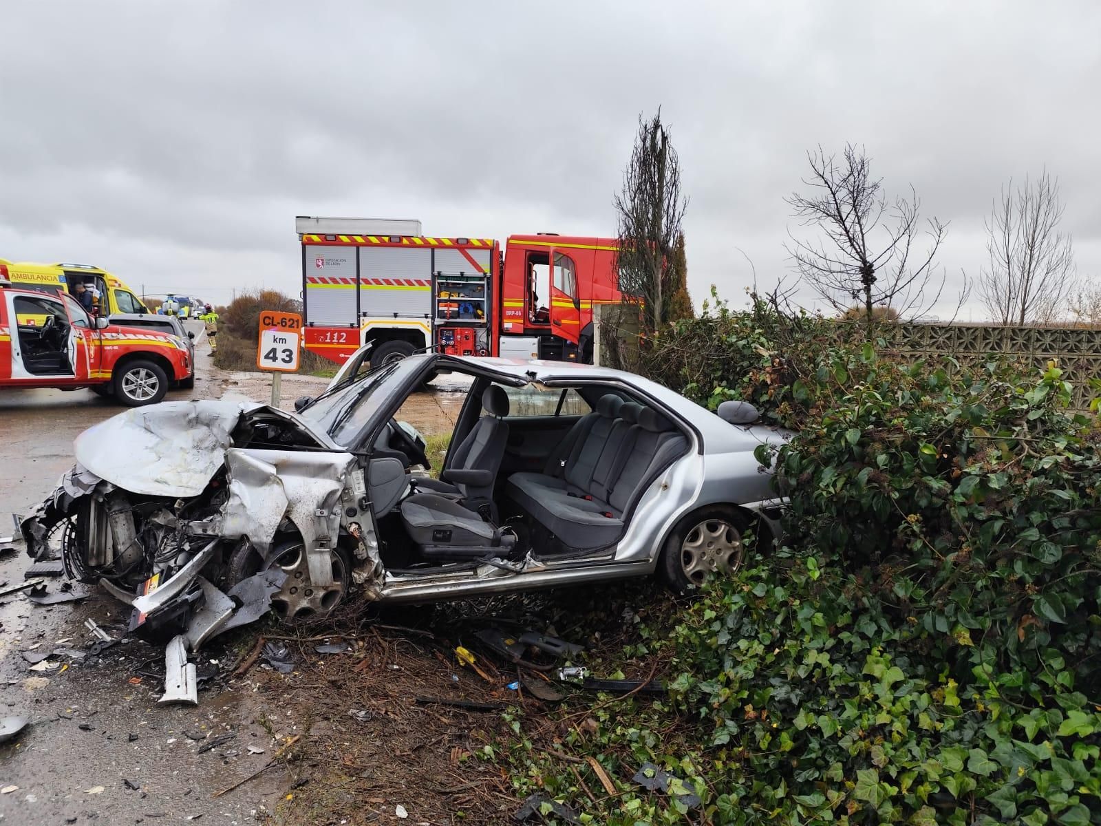 Tres ocupantes tuvieron que ser excarcelados de este coche en el accidente de la CL-621.