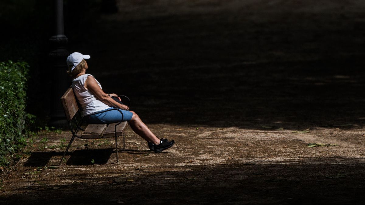 Una mujer en el parque de El Retiro, Madrid, en una imagen de archivo