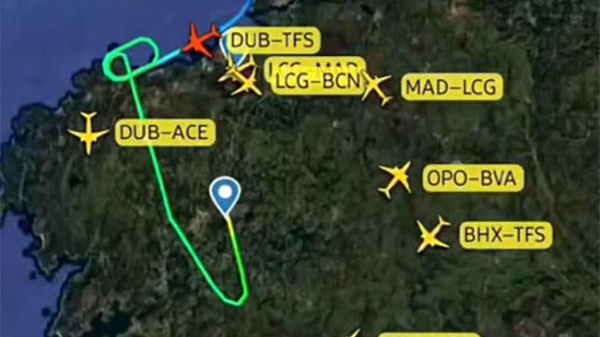Un vuelo de Ryanair con destino a Tenerife Sur se desvía a Santiago por una emergencia