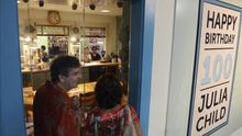 El tratado de cocina francesa de Julia Child llega a España 52 años después
