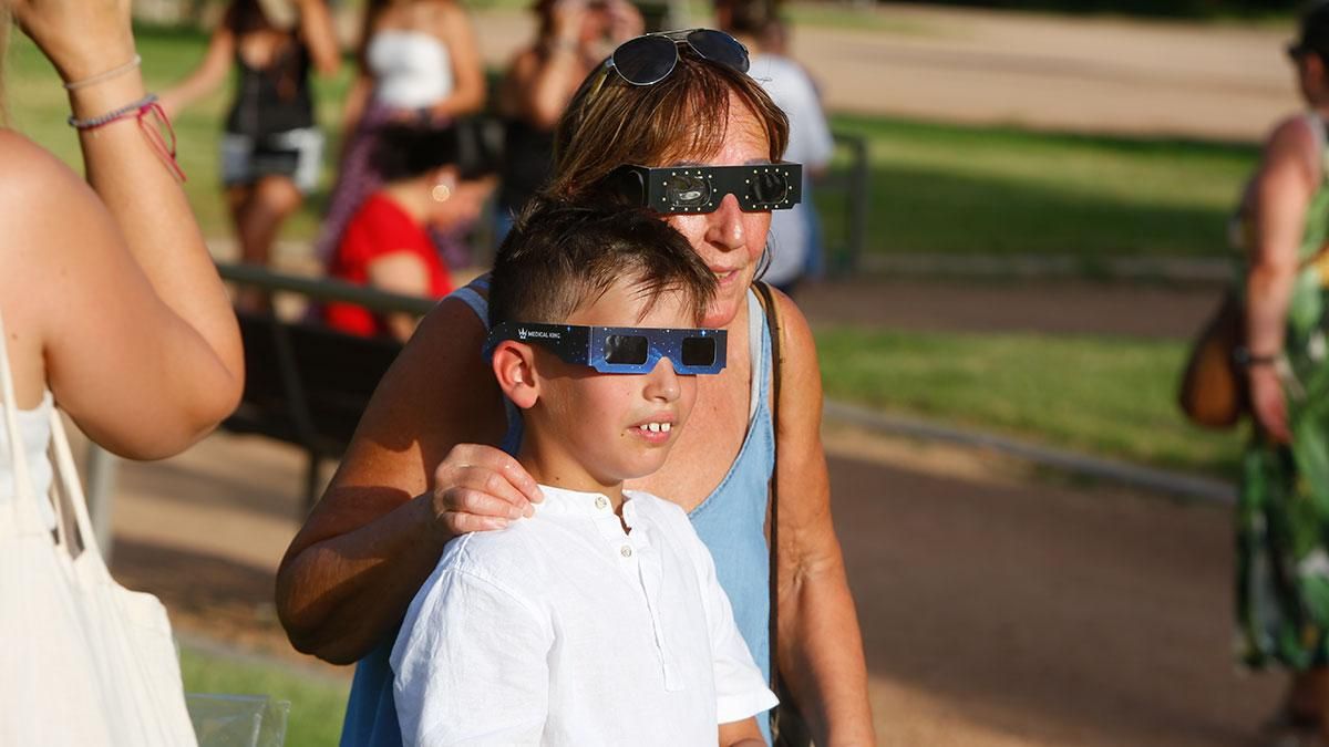 Los cordobeses se echan a la calle para ver el eclipse solar