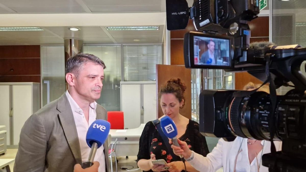 El viceconsejero de Industria de Asturias, Juan Carlos Campo, atiende a los medios de comunicación.