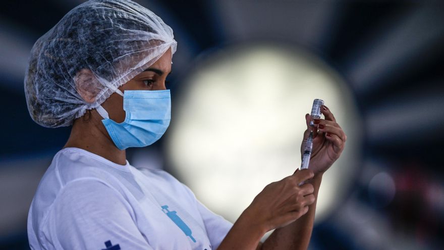 Una trabajadora de salud prepara una dosis de la vacuna de Astrazeneca contra la covid-19. EFE/André Coelho/Archivo