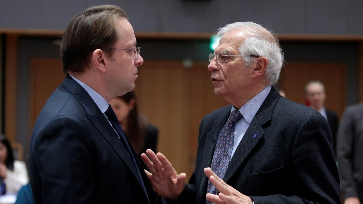 Josep Borrell y el comisario húngaro de Vecindad y Ampliación, Olivrer Varhelyi, en una imagen de archivo.
