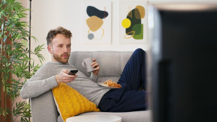 Una fisioterapeuta explica cuál es la postura correcta en el sofá: “Es mucho más importante que el sofá”