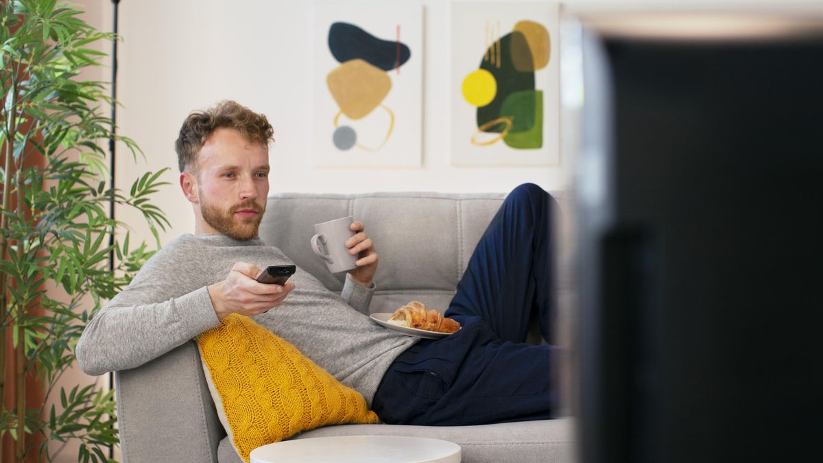 Una fisioterapeuta explica cuál es la postura correcta en el sofá: “Es mucho más importante que el sofá”