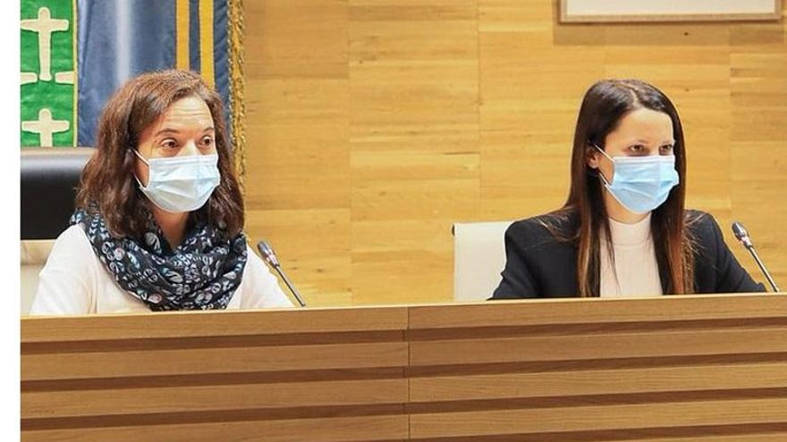 La alcaldesa de Getafe, Sara Hernández, acompañada por la portavoz de Podemos Getafe, Alba Leo.