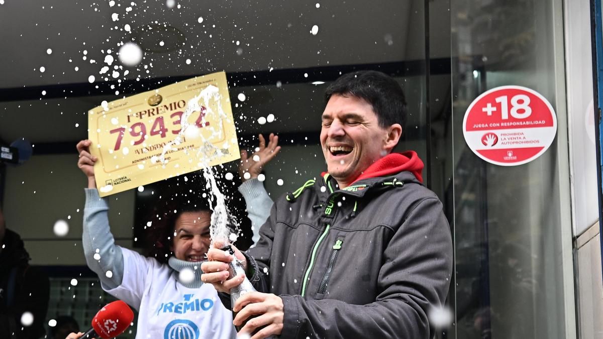 Trabajadores de la administración Nº 246 de Madrid tras vender 16 series del 79.432, que ha sido el número agraciado con el Gordo