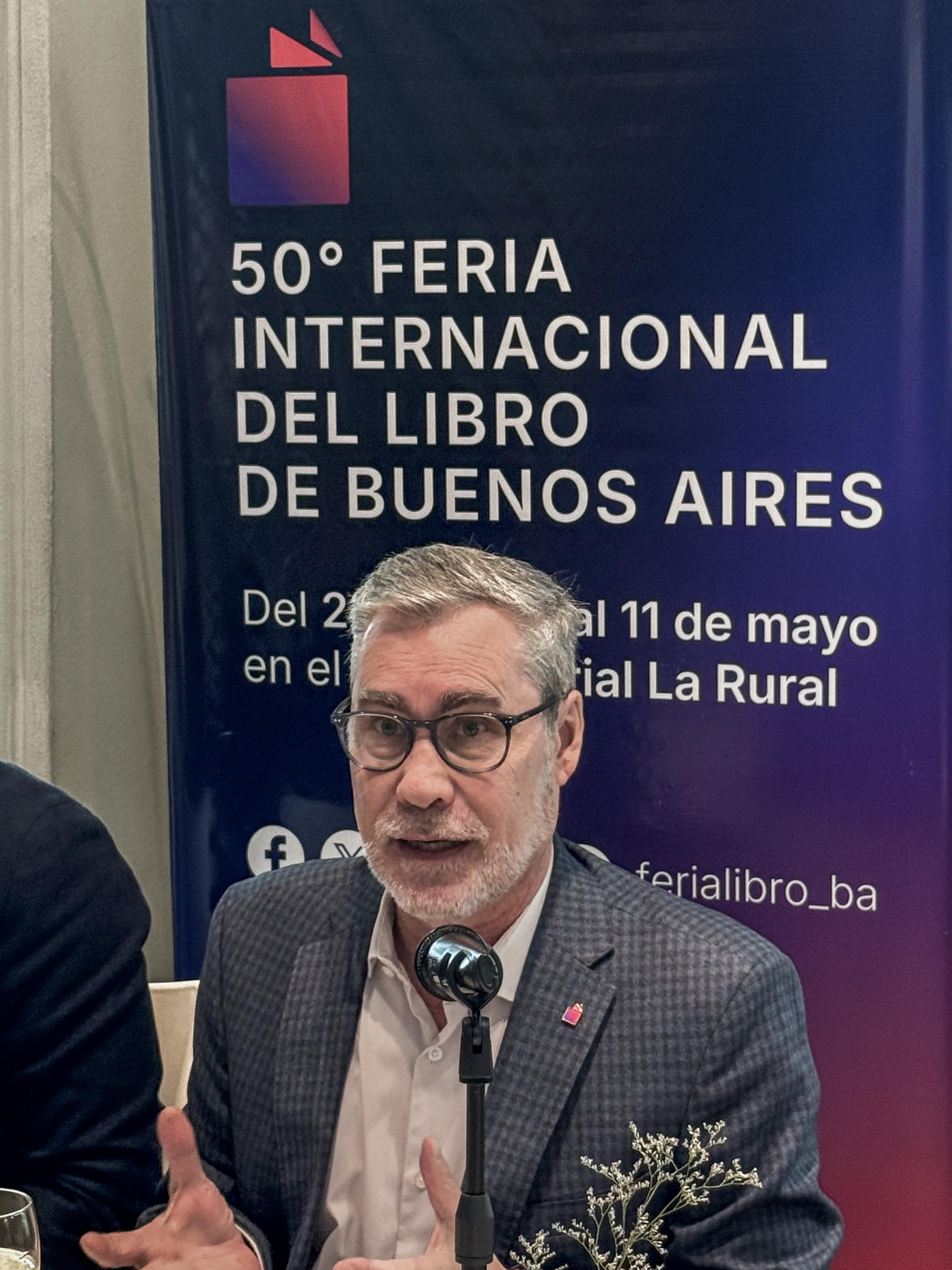Ezequiel Martínez, durante la presentación a la prensa de las novedades por los 50 años de la Feria del Libro de Buenos Aires.