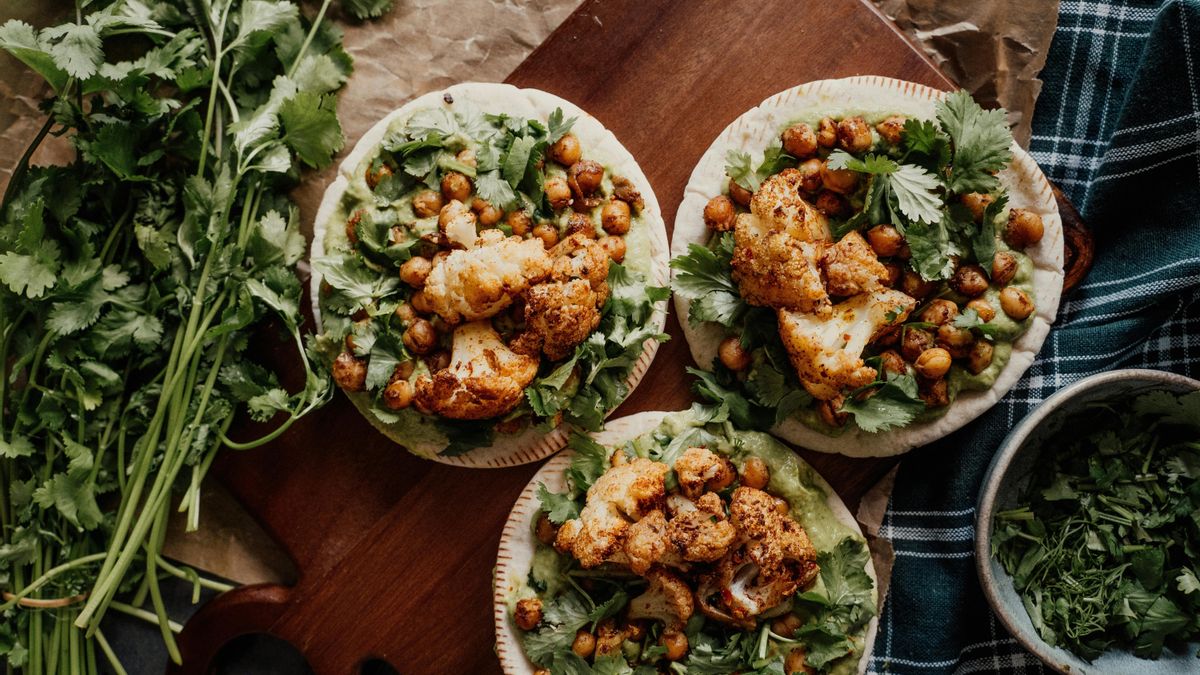 Ensalada templada de coliflor y garbanzos