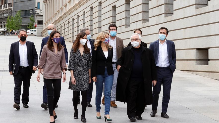 Los ministros de Unidas Podemos (de izquierda a derecha, Irene Montero, Ione Belarra, Yolanda Díaz, Alberto Garzón y Manuel Castells), antes de reunirse con el grupo parlamentario en el Congreso.