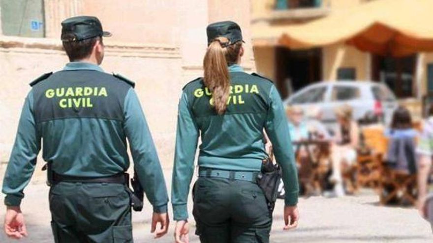 La Guardia Civil toma huellas en la base de bomberos de Valencia donde se halló una cámara oculta