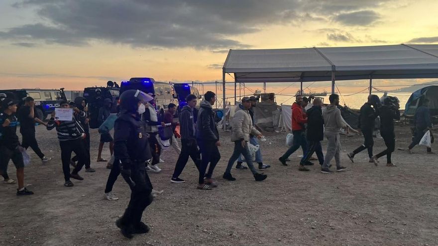 Decenas de migrantes son expulsados sin procedimiento a Marruecos tras el desalojo del asentamiento del Guano en Ceuta