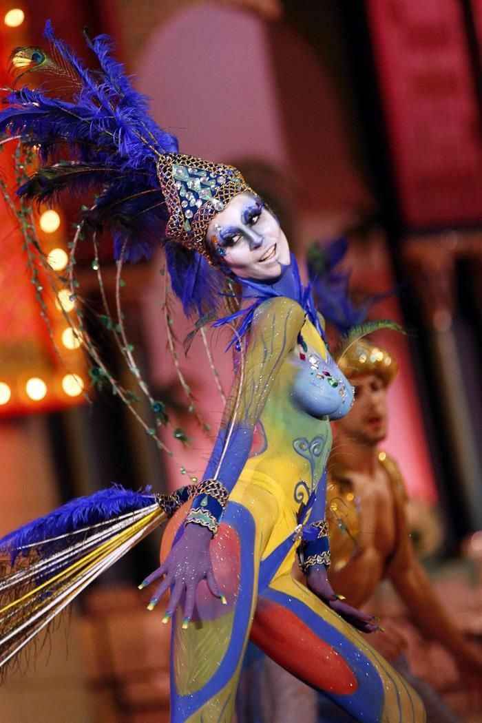 La modelo Silvia Niño, con la fantasía "Dulce, modestita y gentil: la pájara se va de fiesta". EFE/Elvira Urquijo A.