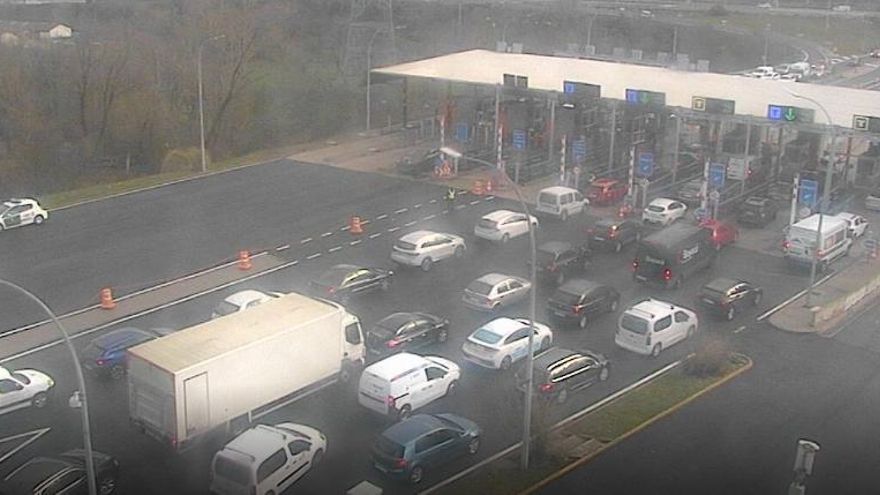 Un socavón en San Rafael obliga al peaje o a un rodeo de una hora y desata la ira de Óscar Puente contra un alcalde del PP