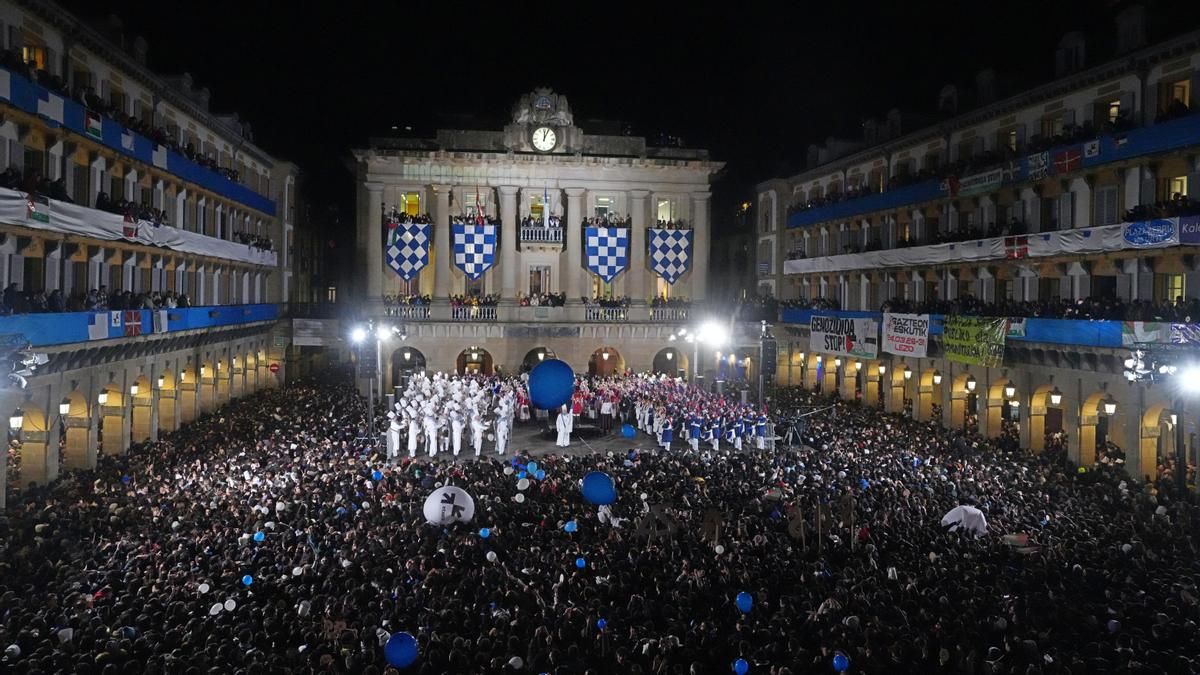El San Sebastián más especial: cien años de izada de la bandera en la Constitución como arranque del gran día
