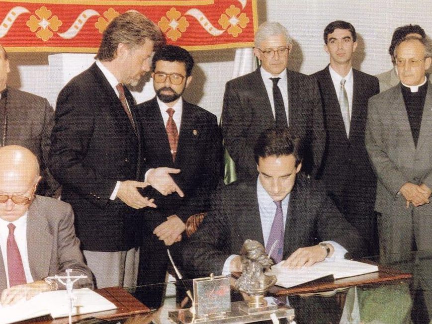 Firma de los representantes de COPRESA con el Ayuntamiento y la Universidad Pontificia de Salamanca, recogida por una revista de la época | Archivo Histórico Municipal