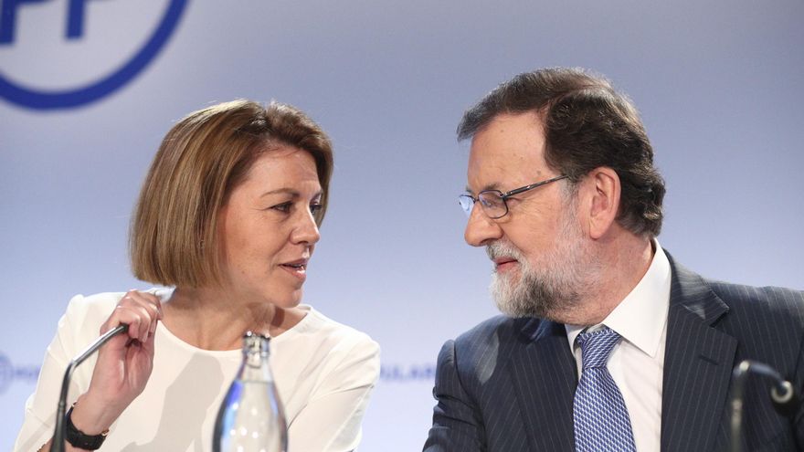 Archivo - María Dolores de Cospedal y Mariano Rajoy durante una reunión del PP