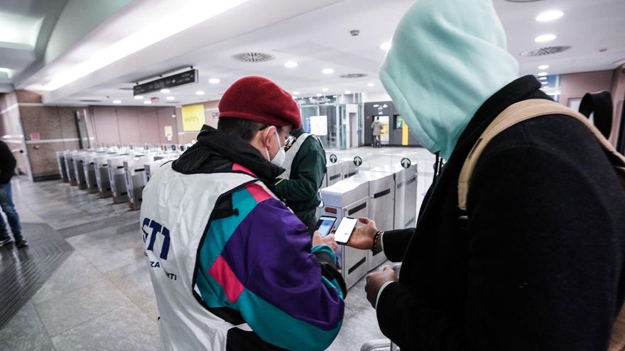 Un agente de la compañía de transportes verifica el pasaporte COVID de un usuario este lunes en Turín.
