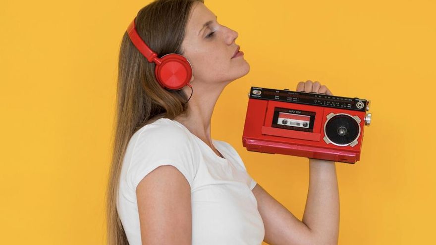Vuelta a lo analógico: por qué crecen los “dumbphones” y la nostalgia noventosa en plena era digital