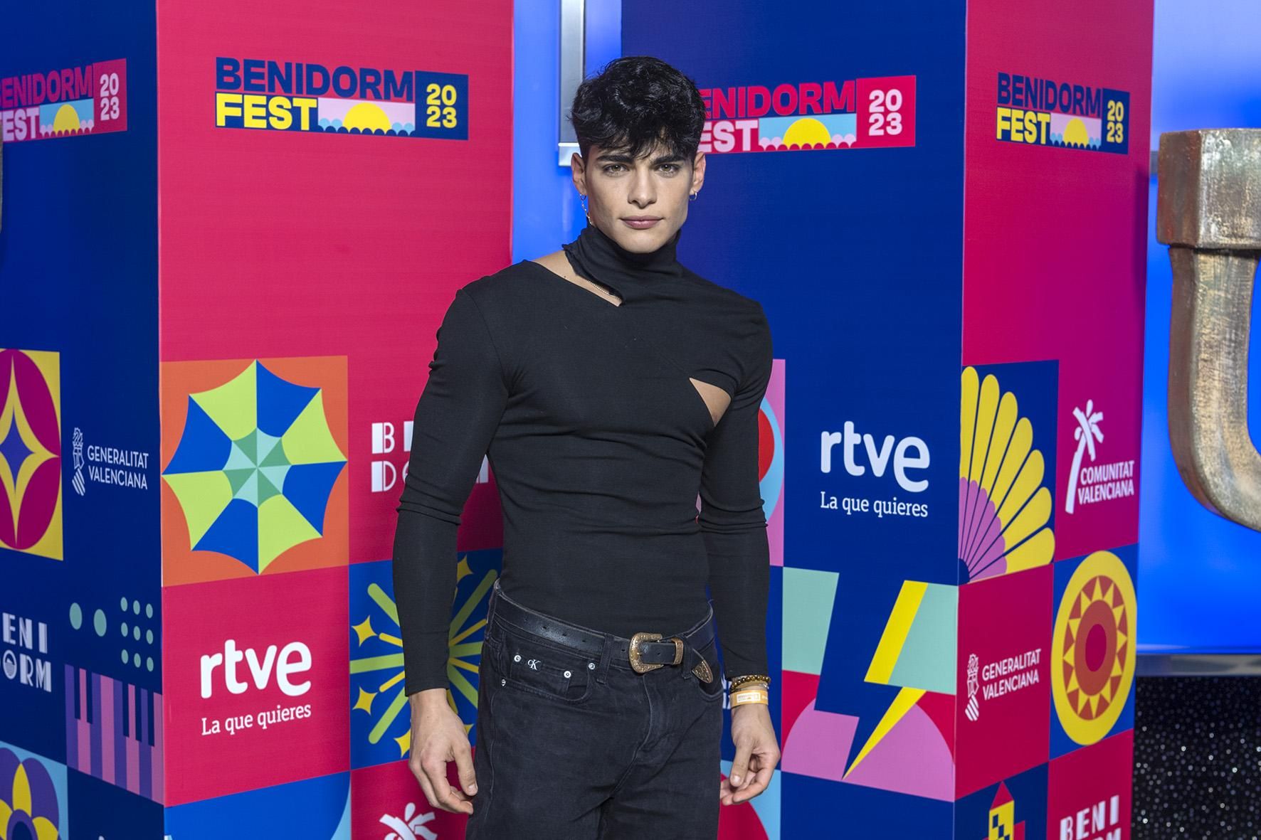 Aritz en la alfombra naranja del Benidorm Fest 2023