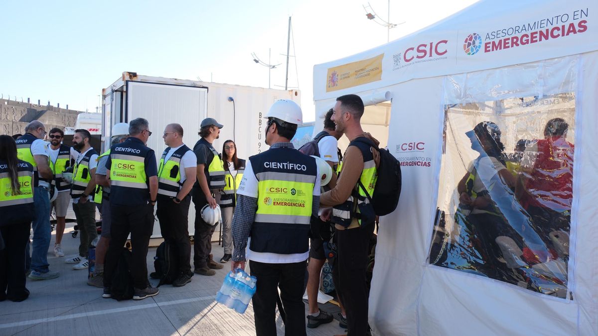 Científicos del CSIC, durante el simulacro en Garachico.