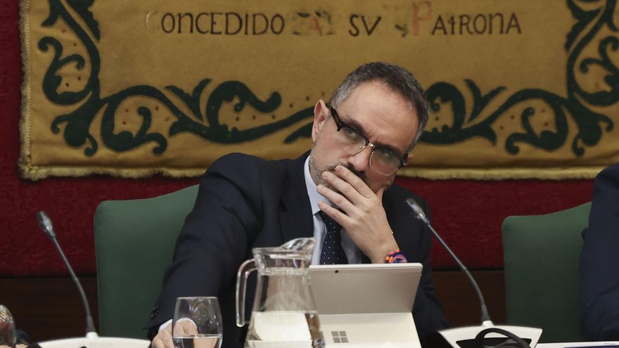 El alcalde de Móstoles, Manuel Bautista, durante un pleno del Ayuntamiento el 24 de febrero. EFE/ Kiko Huesca