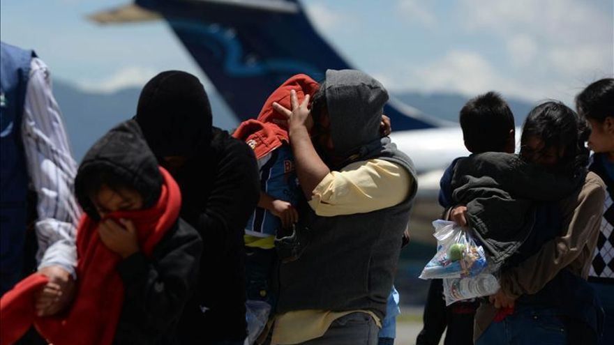 México deporta a Honduras a 20 niños y sus madres que iban a EE.UU.