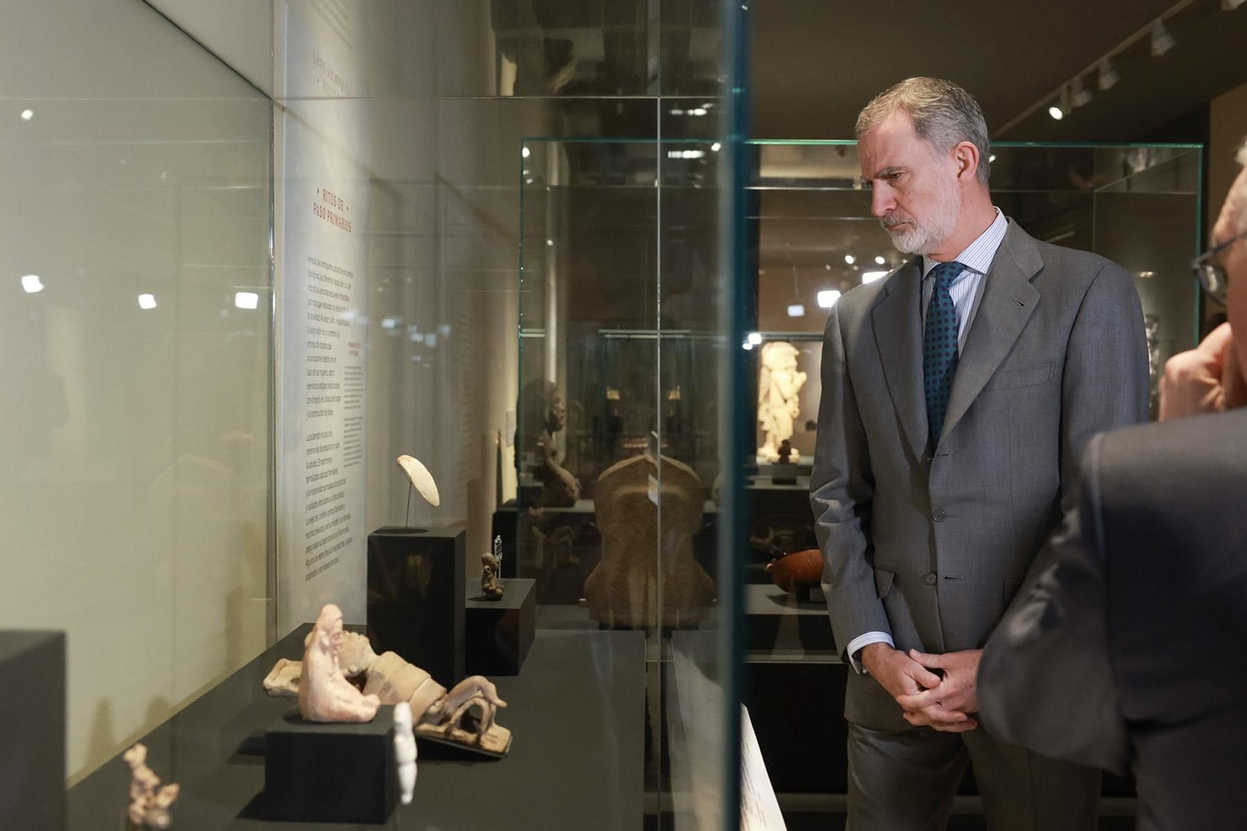 Felipe VI en su visita a la exposición en el Museo Arqueológico Nacional el 16 de marzo.
