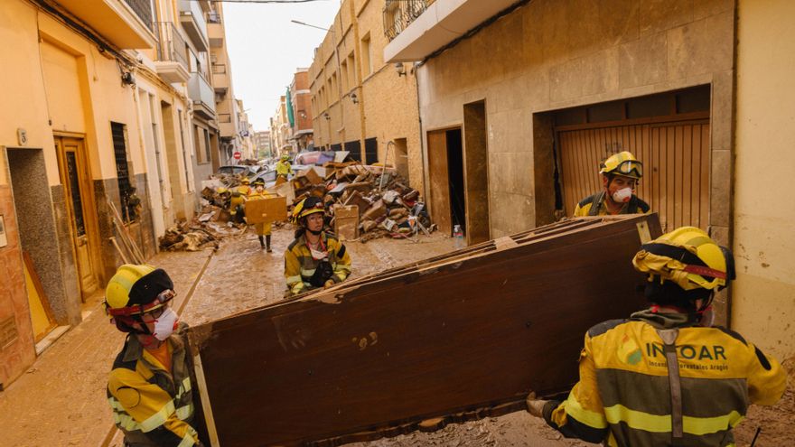 Efectivos aragoneses avanzan en la limpieza de Catarroja: "Nos permite ver sonrisas en gente que no había podido sonreír"