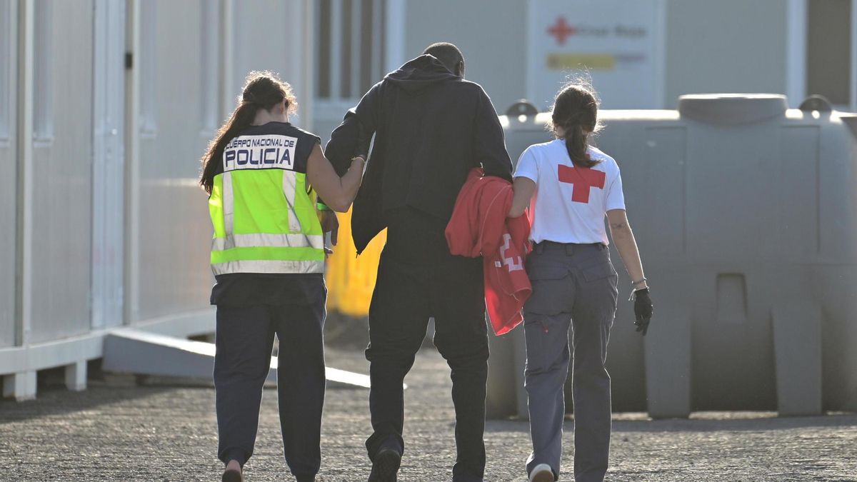 Un cayuco con 53 migrantes de origen subsahariano a bordo ha llegado este jueves por sus propios medios al puerto de La Restinga, en El Hierro, donde sus ocupantes han sido atendidos por los equipos de emergencia.