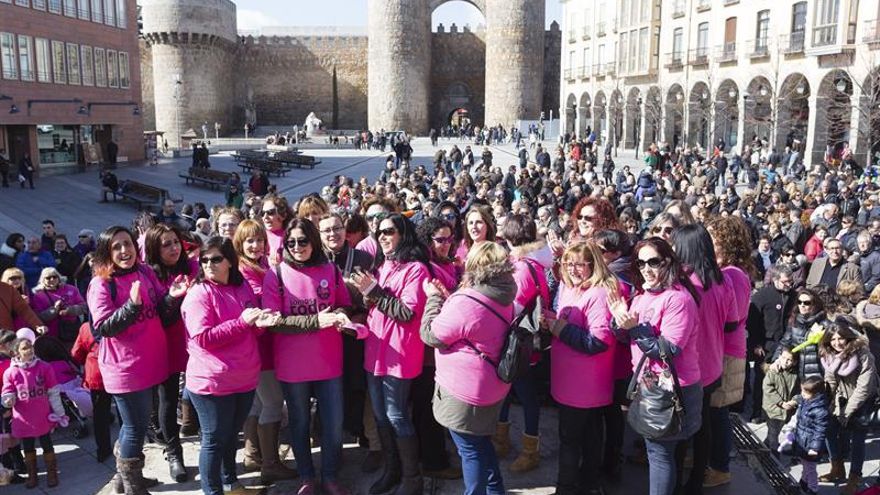 Mujeres e hijos de trabajadores defienden la continuidad de Nissan en Ávila