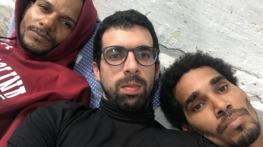 El periodista y escritor cubano Carlos Manuel Álvarez (c), junto a Maykel Castillo (i) y Luis Manuel Otero Alcántara (d), cinco de los opositores en huelga de hambre para protestar contra el encarcelamiento de un músico disidente local. EFE/Movimiento San Isidro