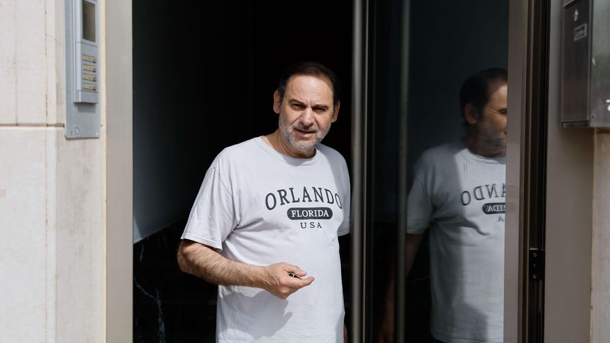 El exministro José Luis Ábalos realiza declaraciones a los periodistas en junio de 2025, tras el registro por agentes de la Unidad Central Operativa (UCO) de la Guardia Civil de su vivienda en València, en el marco de la investigación abierta contra él en el Tribunal Supremo por el denominado caso Koldo.- EFE/ Ana Escobar