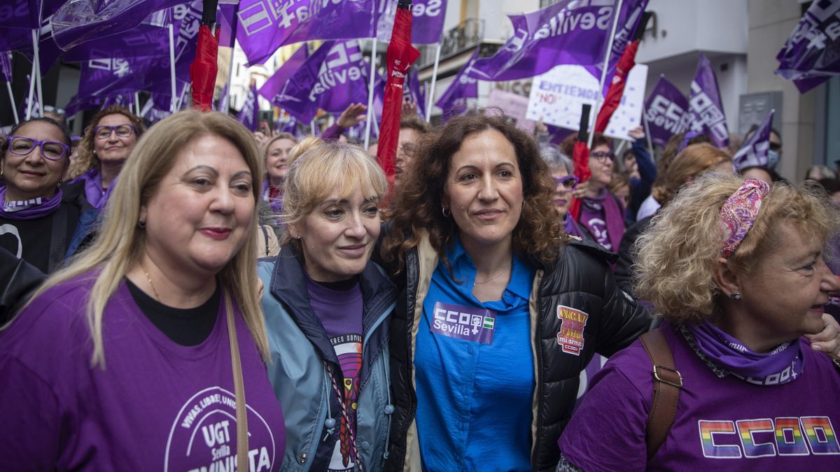 La secretaria de UGT Andalucía, Carmen Castilla, y su homóloga en CCOO Andalucía, Nuria López, en la manifestación de Sevilla con motivo del Día Internacional de la Mujer