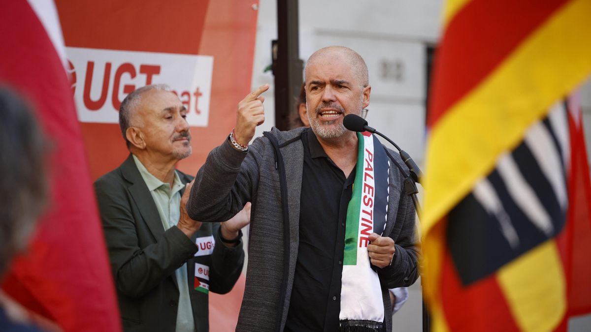 El secretario general de CCOO, Unai Sordo, y el líder de UGT, Pepe Álvarez, durante una concentración a favor de la reducción de la jornada laboral, a 10 de septiembre de 2025, en Barcelona.