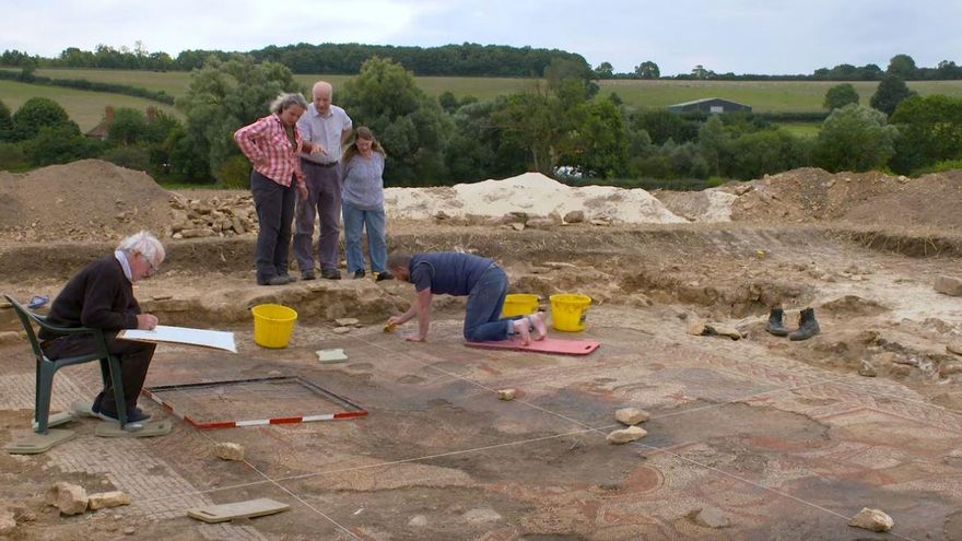 Jim Irvine, de rodillas, durante la excavación del mosaico romano de Rutland, Reino Unido