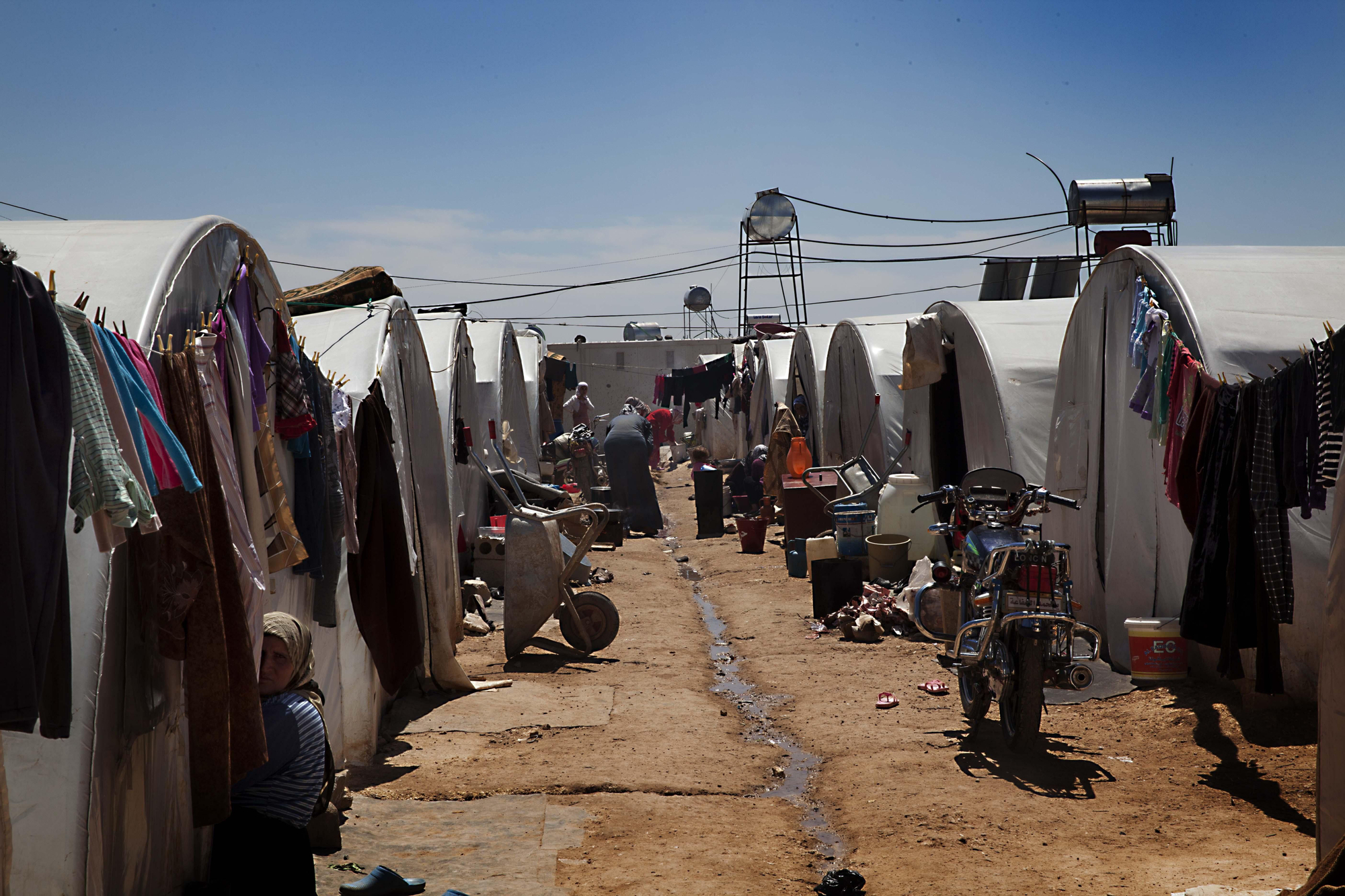 Más de 10.000 desplazados esperan en este campo una oportunidad para cruzar la frontera y refugiarse en Turquía. El asentamiento es un símbolo de la presión que está ejerciendo la violencia en una población cada vez más atemorizada por las bombas. Fotografía: Anna Surinyach /MSF