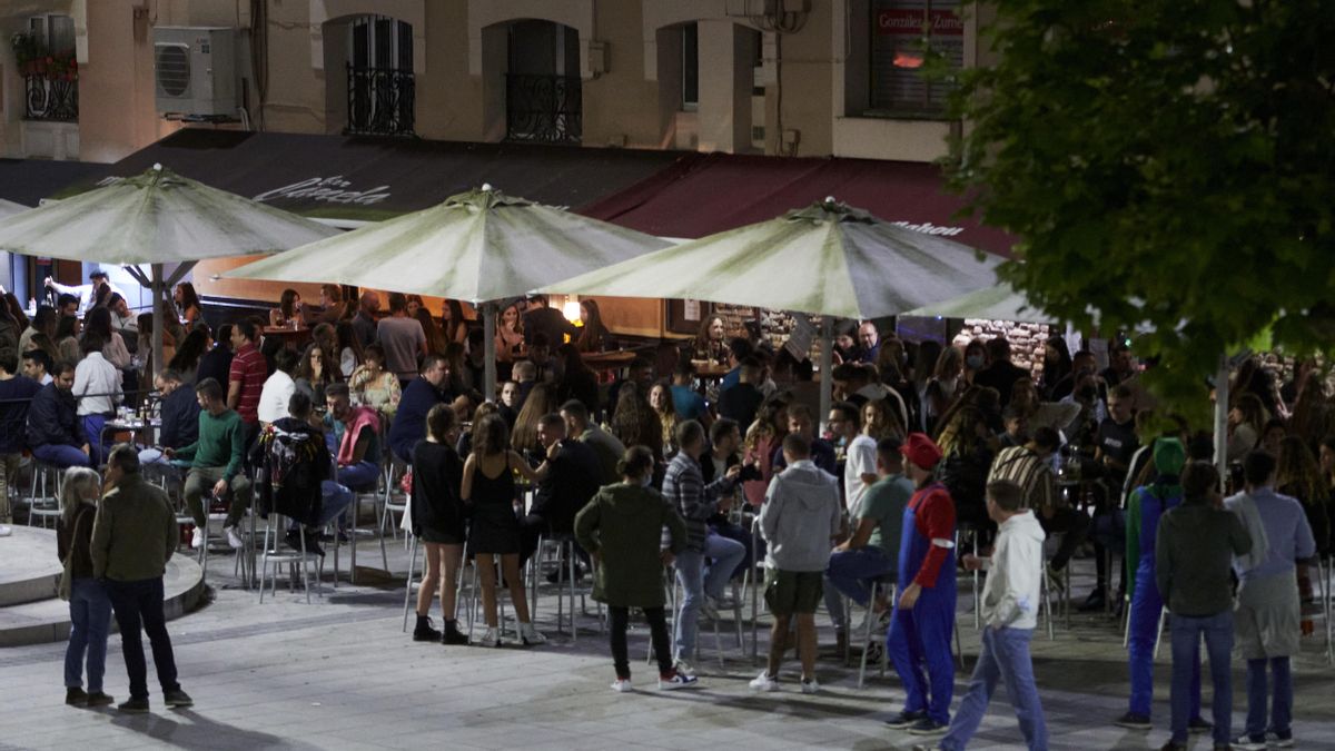 Ambiente en una calle de bares de Santander.- Archivo