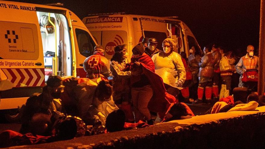 Los servicios de emergencias reanudan la búsqueda de cinco desaparecidos tras el naufragio de una lancha en Lanzarote