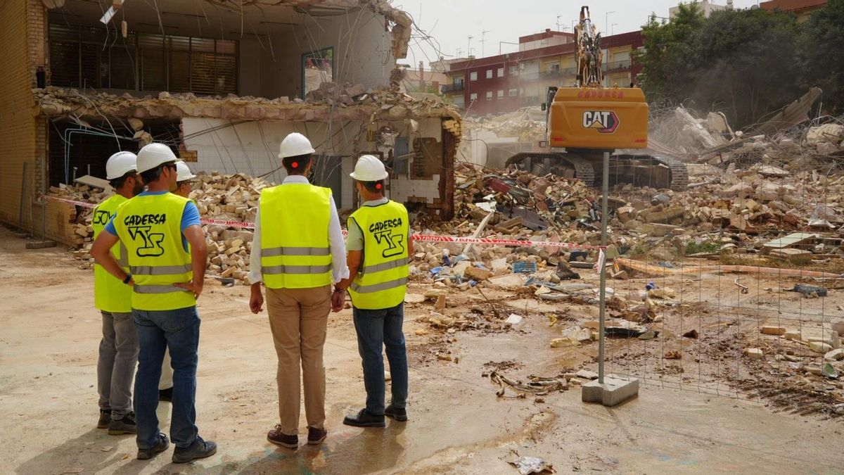El conseller de Educación ha visitado las obras de demolición de los centros educativos de Massanassa y de Catarroja.