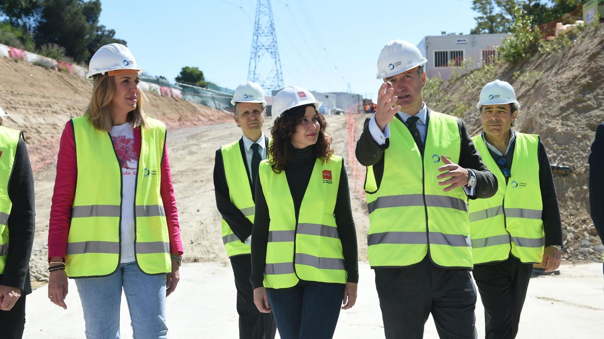 La presidenta de la Comunidad de Madrid, Isabel Díaz Ayuso visita  las obras del nuevo colector de agua de Pozuelo de Alarcón