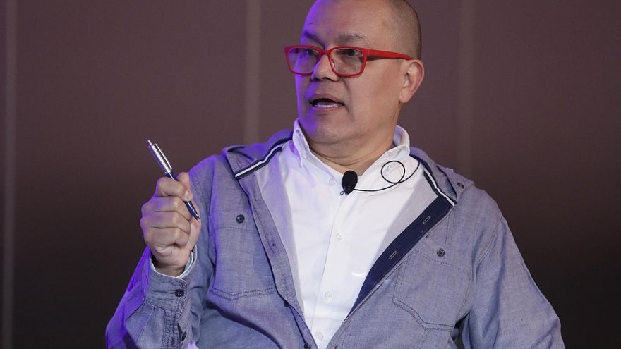 Escritor Winston Manrique: "La sociedad actual nos empuja hacia una felicidad efímera"