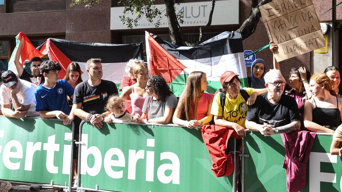 Una nueva protesta contra el genocidio en Gaza obliga al pelotón de La Vuelta a frenarse en Olot