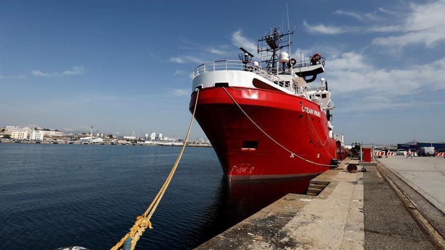 El barco 'Ocean Viking' atracado en un muelle.