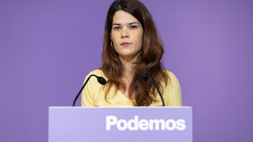 La portavoz de Podemos, Isa Serra, ofrece una rueda de prensa, en la sede de Podemos.